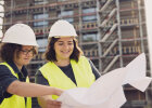 Die Projektleitenden Camille und Melina prüfen den Baufortschritt beim ersten Gebäude des neuen Campus der Technischen Universität Nürnberg.