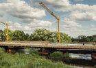 Bis zu 36 Meter lange Stahlträger wurden mit für die moderne Stahlverbundbauweise der neuen Haidenaabbrücke eingehoben. 